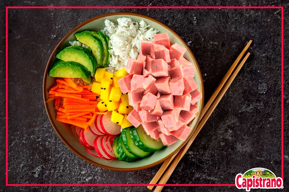 Para que la composición sea ideal tiene que tener un equilibrio de todos nuestros ingredientes: 50% verduras, un 30% de proteína y un 20% de toppings, es por ello hoy te enseñaremos a crear un poke bowl con jamón Capistrano.