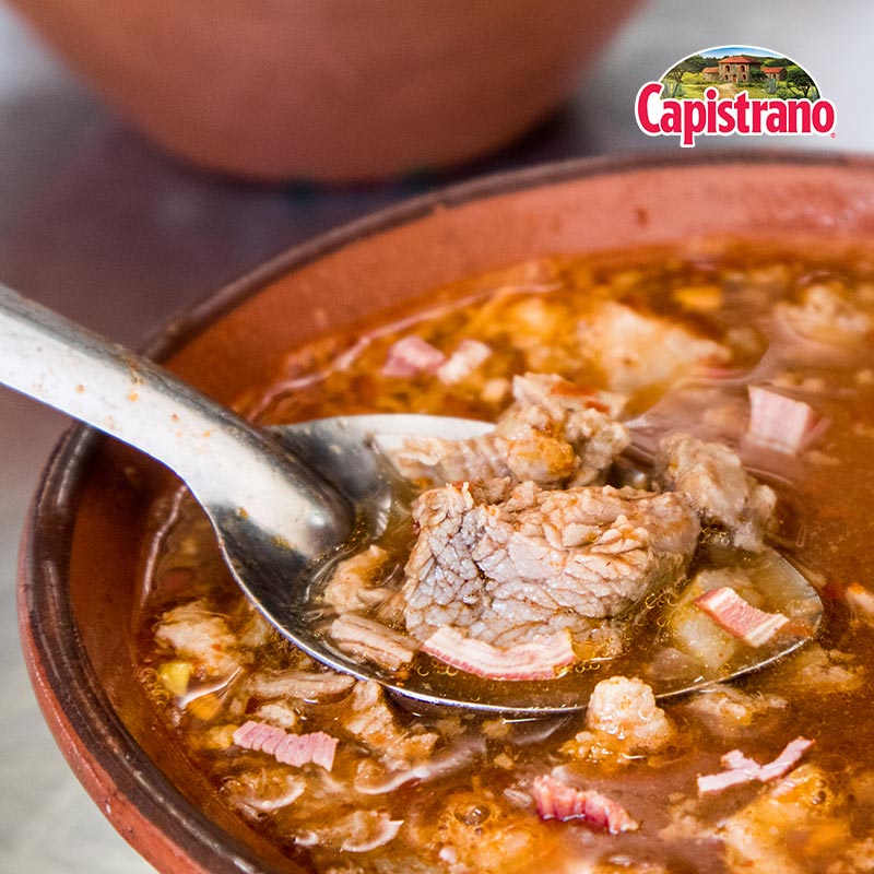 Si no sabes qué cocinar hoy, prueba un delicioso consomé con tocino Capistrano